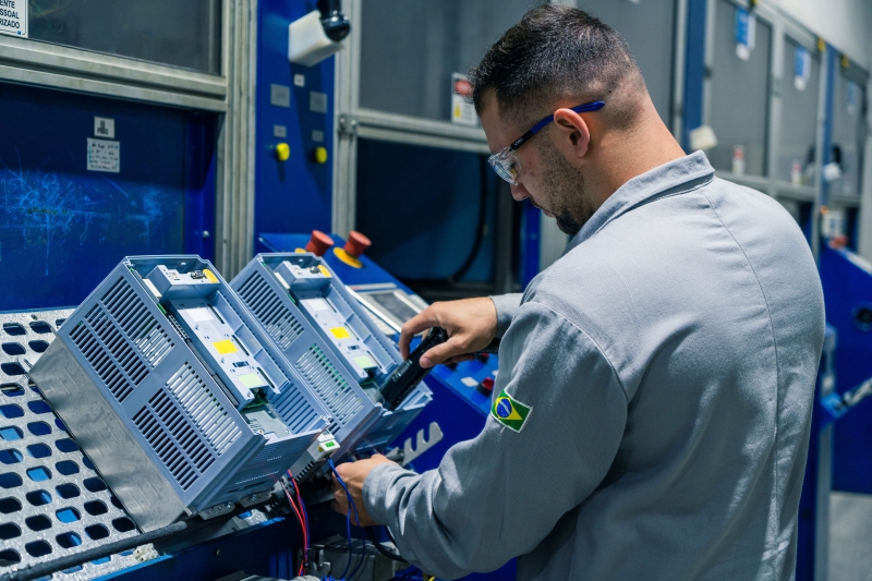 Learn how to correctly size a VFD for your AC motor application, covering load profiles, startup conditions, enclosure ratings and common sizing mistakes.